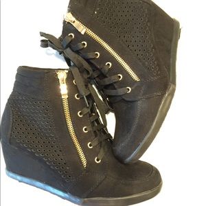 😜Black Wedge Booties😜